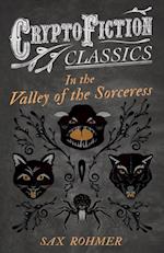 In the Valley of the Sorceress (Cryptofiction Classics - Weird Tales of Strange Creatures)