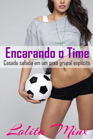 Encarando o Time: Casada safada em um sexo grupal explícito