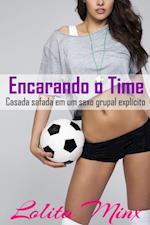 Encarando o Time: Casada safada em um sexo grupal explícito