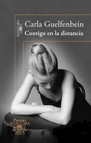 Contigo En La Distancia (Premio Alfaguara 2015) / With You at a Distance