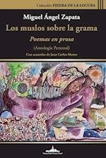 Los muslos sobre la grama