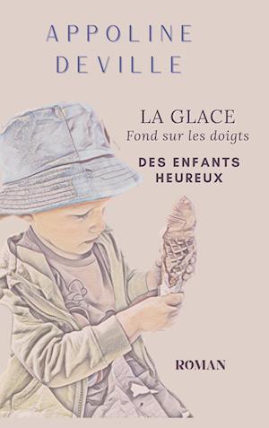 La glace fond sur les doigts des enfants heureux