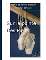 sur la pointe des pieds