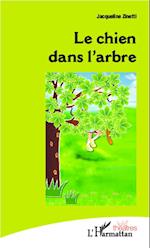 Le chien dans l'arbre