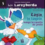 Lapin, le taquin, mange la carotte du jardin