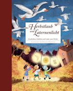 Herbstlaub und Laternenlicht