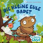 Die kleine Eule badet