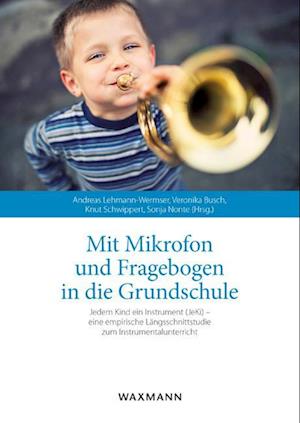 Mit Mikrofon Und Fragebogen in Die Grundschule