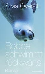 Robbe schwimmt rückwärts