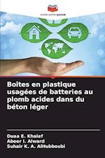 Boîtes en plastique usagées de batteries au plomb acides dans du béton léger