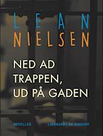 Ned ad trappen, ud på gaden