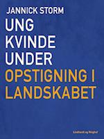 Ung kvinde under opstigning i landskabet