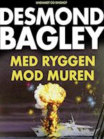 Med ryggen mod muren