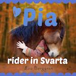 Pia rider in Svarta