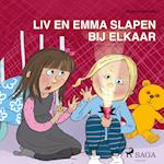 Liv en Emma: Liv en Emma slapen bij elkaar