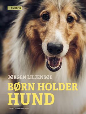 Børn holder hund