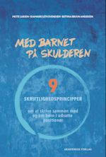 Med barnet på skulderen