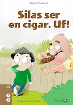 Silas ser en cigar