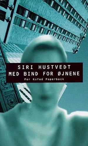 Med bind for øjnene af Siri Hustvedt som Paperback bog dansk - 9788790136963