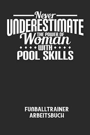 NEVER UNDERESTIMATE THE POWER OF WOMAN WITH POOL SKILLS - Fußballtrainer Arbeitsbuch